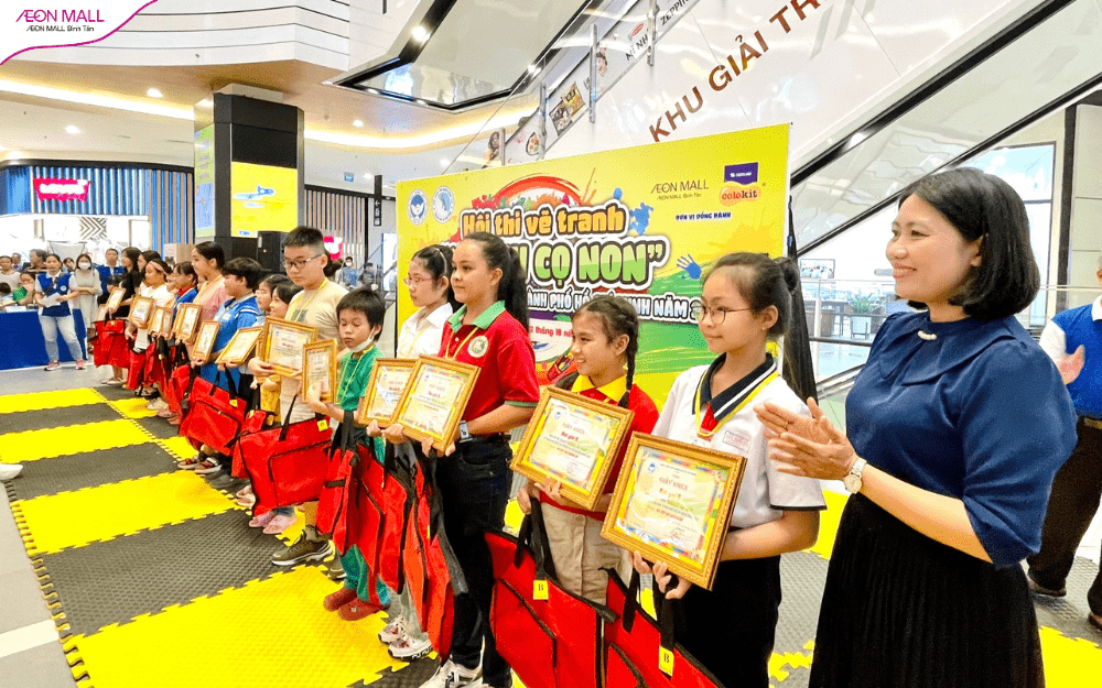trao giải thi vẽ
